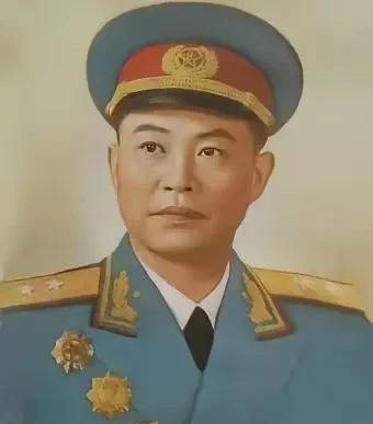 提起帅气的开国将军，黄新廷中将绝对算一个，他五官饱满，端庄大气，不怒自威，比现在