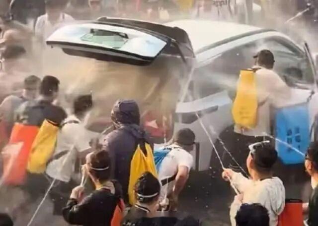 刚知道这车是广汽丰田铂智3x，车主一家从东北都云南自驾，结果被强拉车门泼水。西