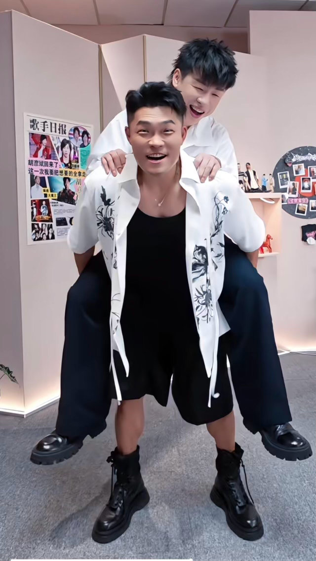 胡彦斌李玖哲翘臀贴翘臀汽水放上去都不带滑的，这臀部的核心竞争力我认了。