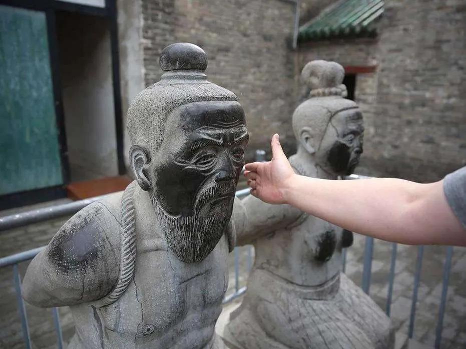 1142年，岳飞被囚大理寺狱中，心腹狱卒偷偷递来韩世忠的密信，信中写道：“我已