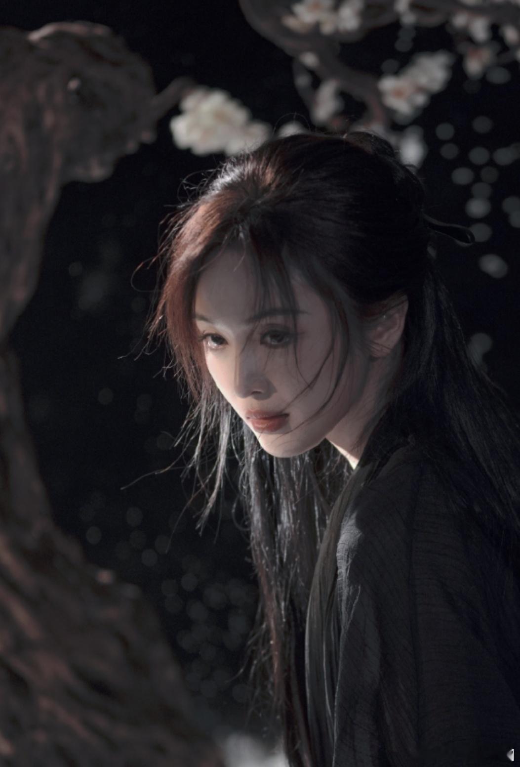 吴宣仪生日写真第二套，好帅！好像江湖中清冷大师姐！！