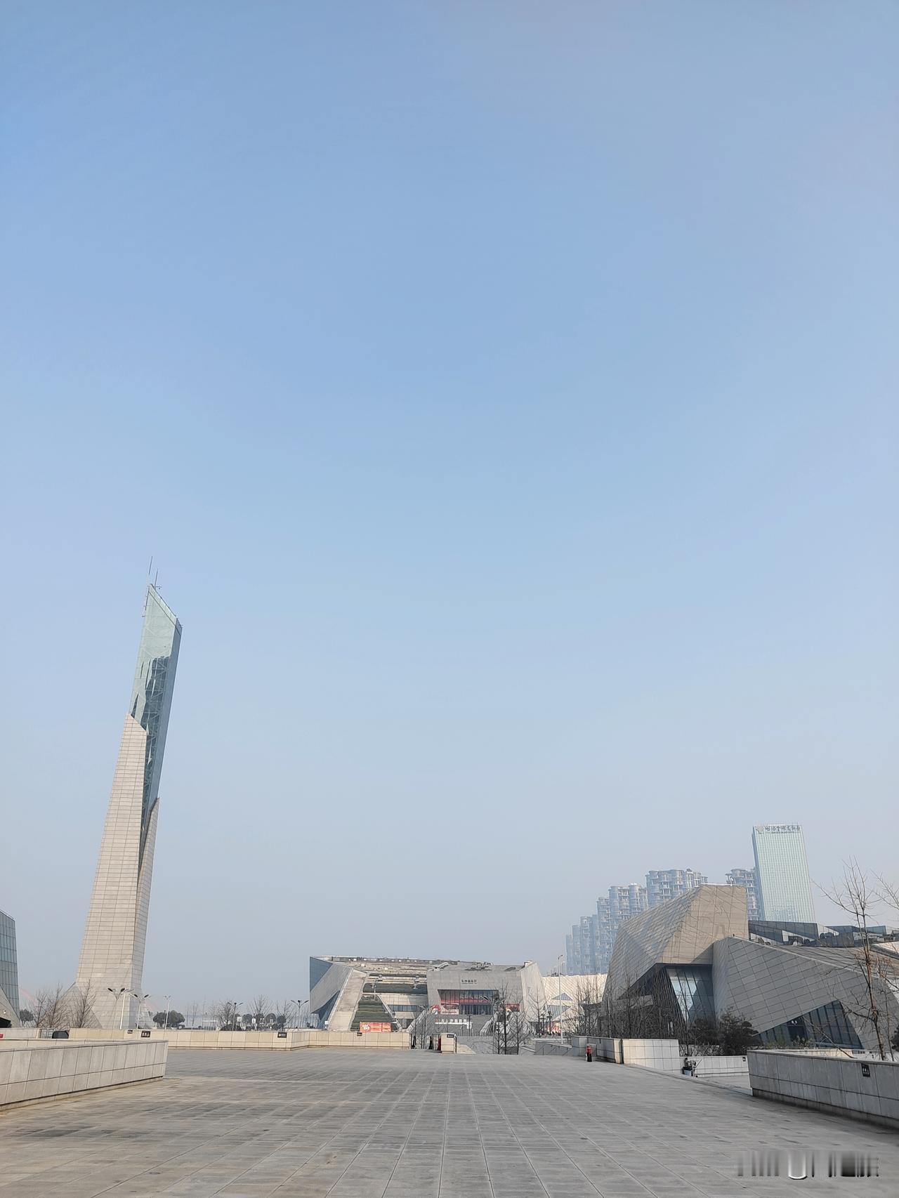 现在的年轻人，为啥疯抢铁饭碗？不是躺平，是太清醒！大环境里裁员潮一波接一波，