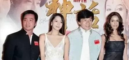 当年，金喜善和成龙合作《神话》，拍摄中金喜善突然体力不济被冻得晕。成龙见状马上抢