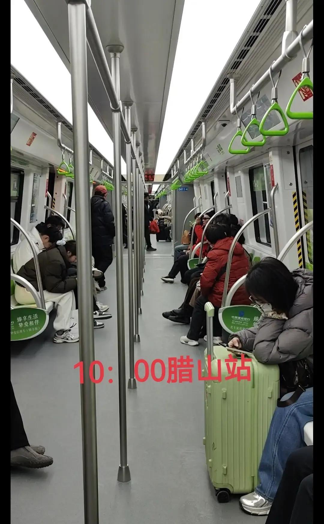 济南地铁4号线开通第五天，站台不再人挤人，早高峰刷卡的基本是背着电脑包的上班族。
