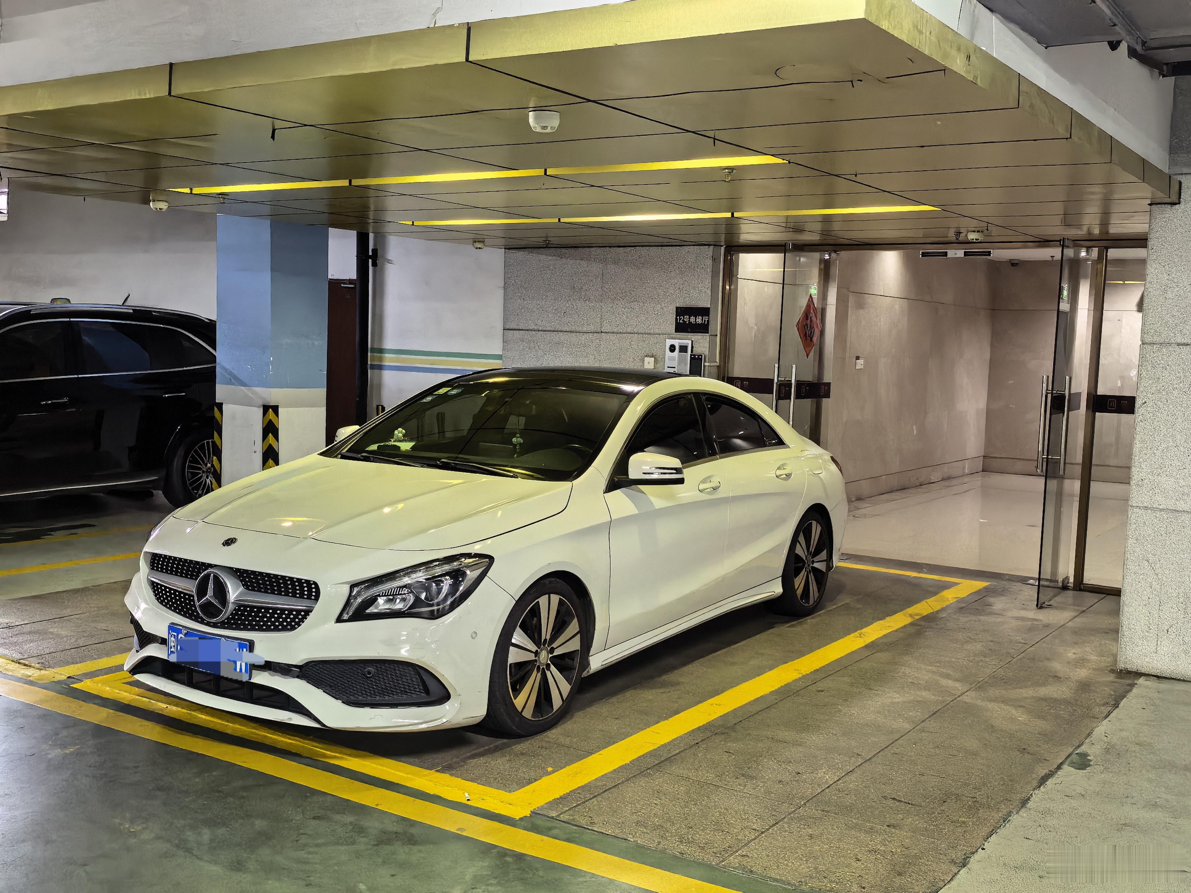 居然是新画的车位，太有创意了