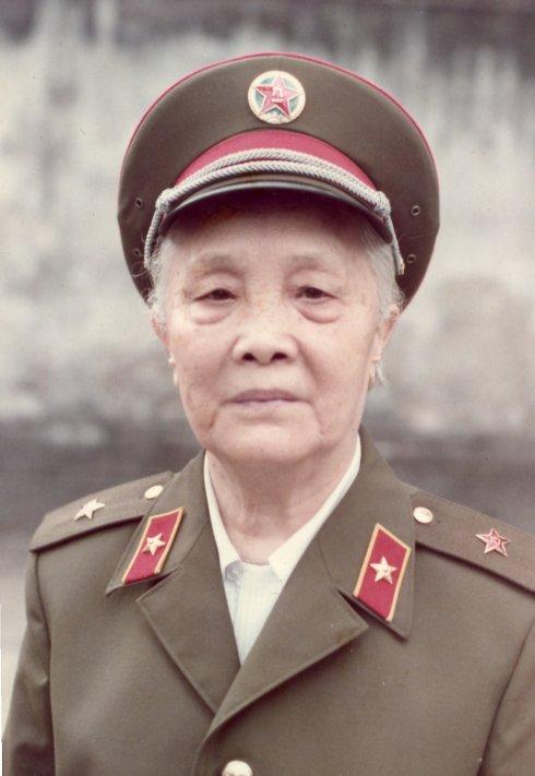 韩碧（1904年一1984年），别名韩碧珠。1904年，韩碧出生于海南文昌县一个