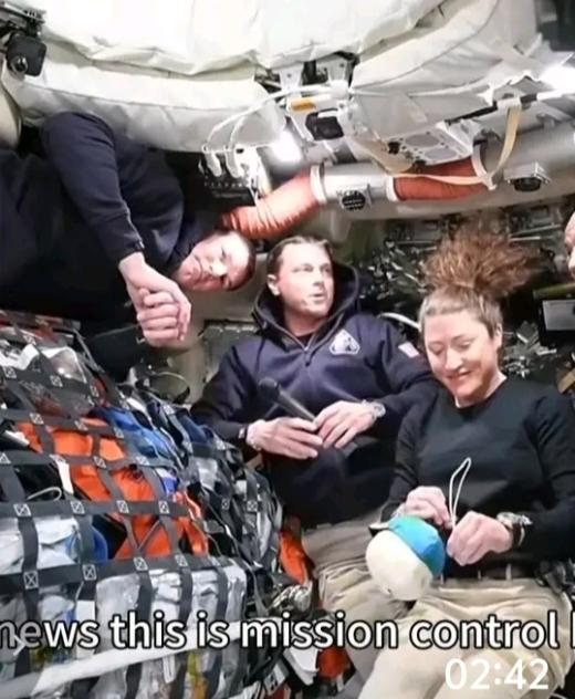 美国真的太喜欢碰瓷中国了，美国“阿尔忒弥斯2”号发射成功，厕所出了问题，他们却