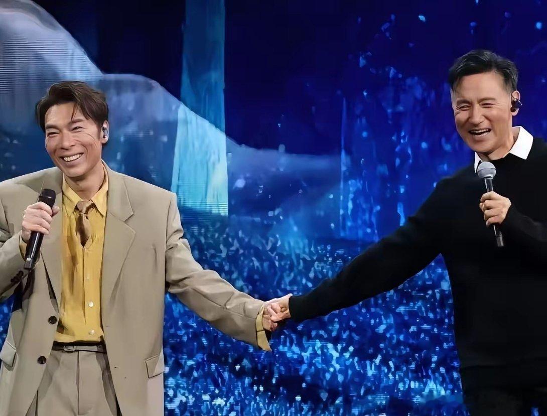 张学友这嘉宾当得，直接把许志安变观众了。合唱《我应该》，学友闭眼唱得投入，把安仔