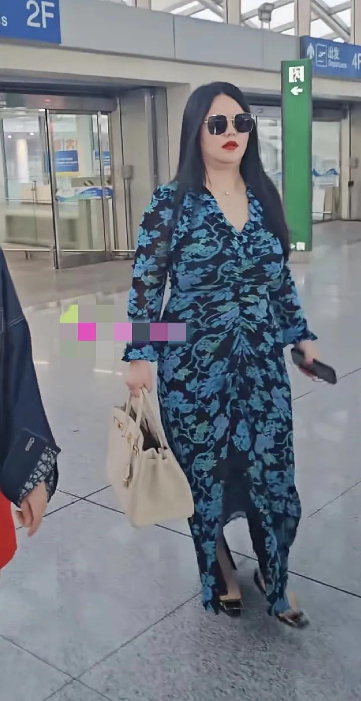 真实的李湘和她的公主，可以看出来湘姐确实略有发福了，但是王诗龄非常纤瘦，英
