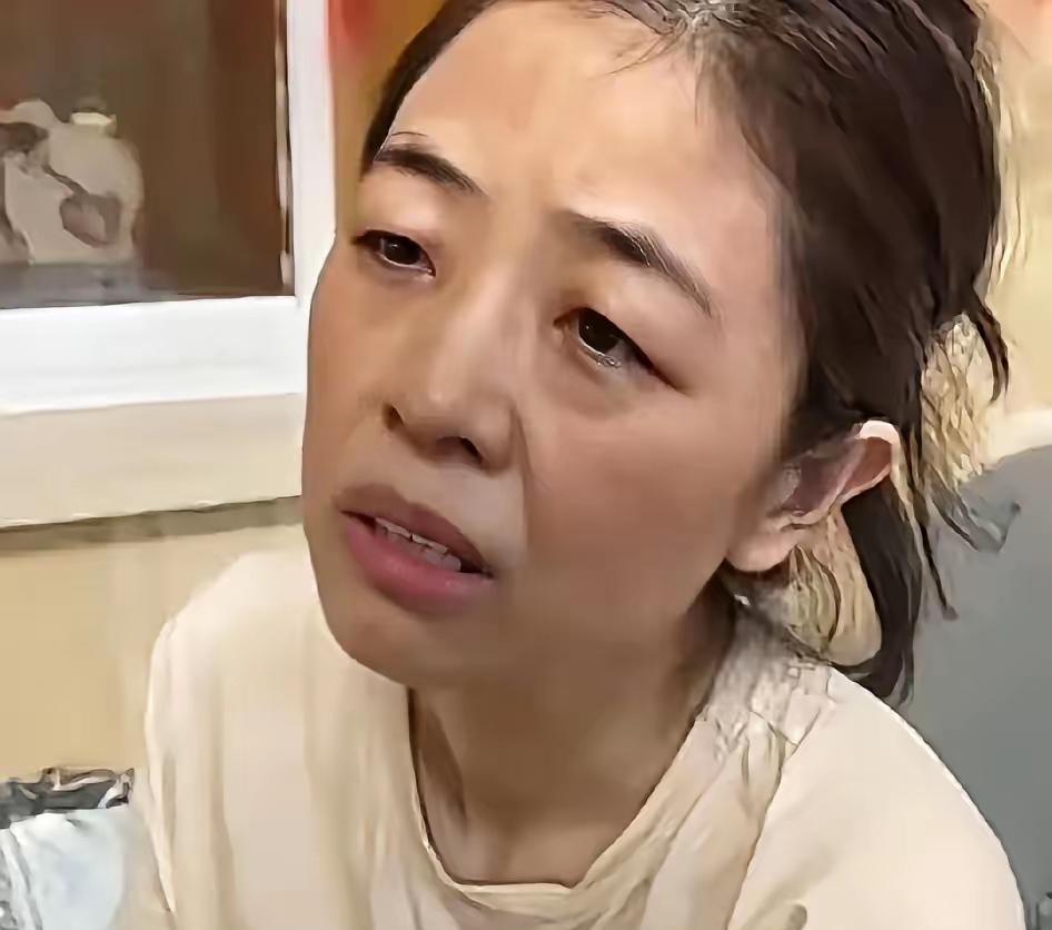 看到这个女人，我就想甩她几个耳刮子，我也想拿铁棍把她的颈椎打断，把她的腰椎打断，