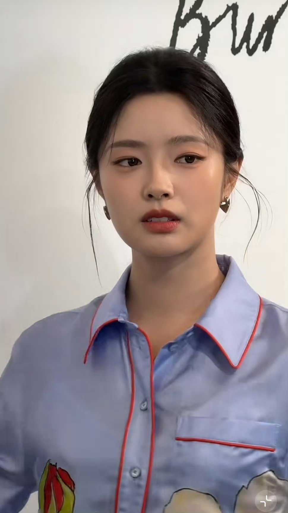 徐若晗BURBERRY活动徐若晗青岛线下活动简直是颜值暴击！生图里她眉眼如画，