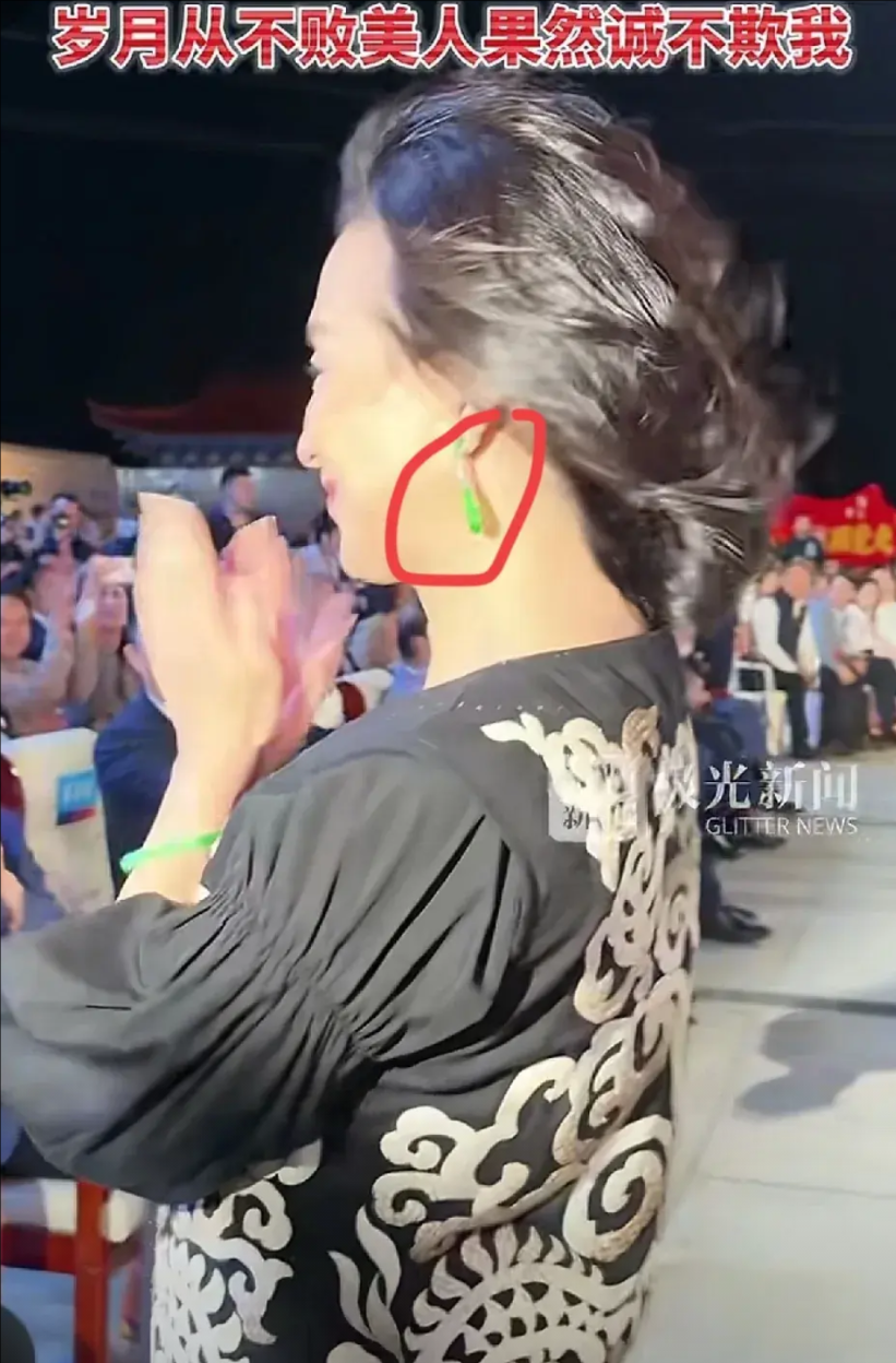 何超琼可能做梦都没想到7月2日在黑龙江出席活动最贵重的并不是她戴的耳环和