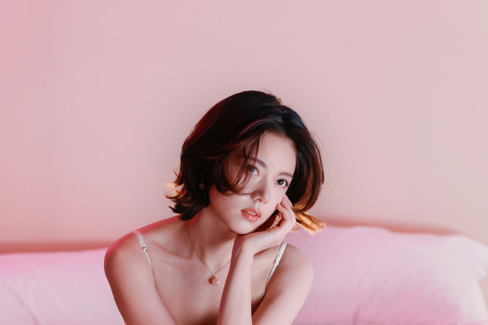 赵今麦短发吊带白裙赵今麦电影感赵今麦短发吊带白裙，赵今麦电影感，赵今麦拍摄花