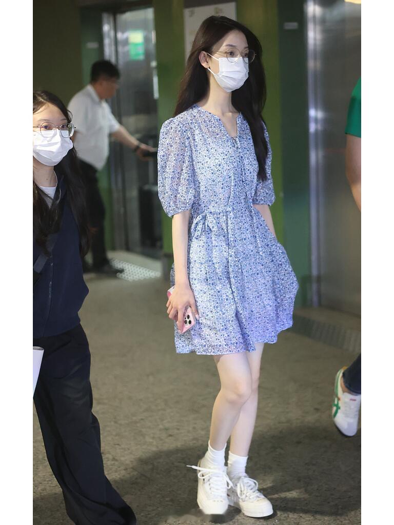 陈瑶私服，蓝灰色印花连衣裙清新笁美​​​