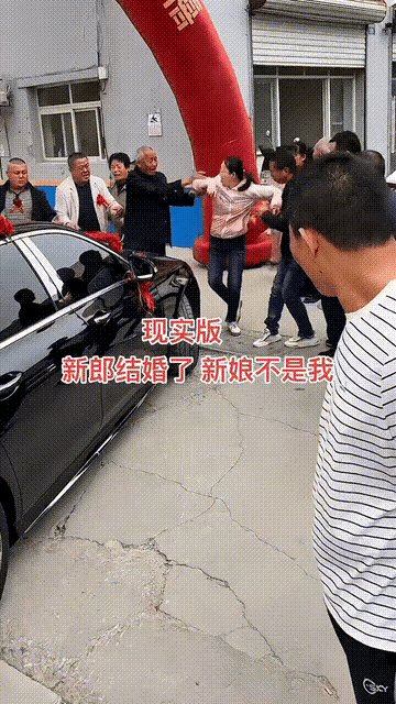 男友另娶她人，女子大闹婚礼现场。女子和男友谈了几年恋爱，听她妈的话，要聘礼28.