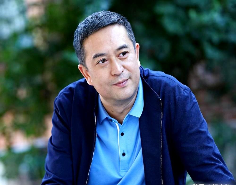 张嘉益估计都没想到，自己赔钱拍的《装台》，竟被后来居上。《装台》豆瓣8.1分