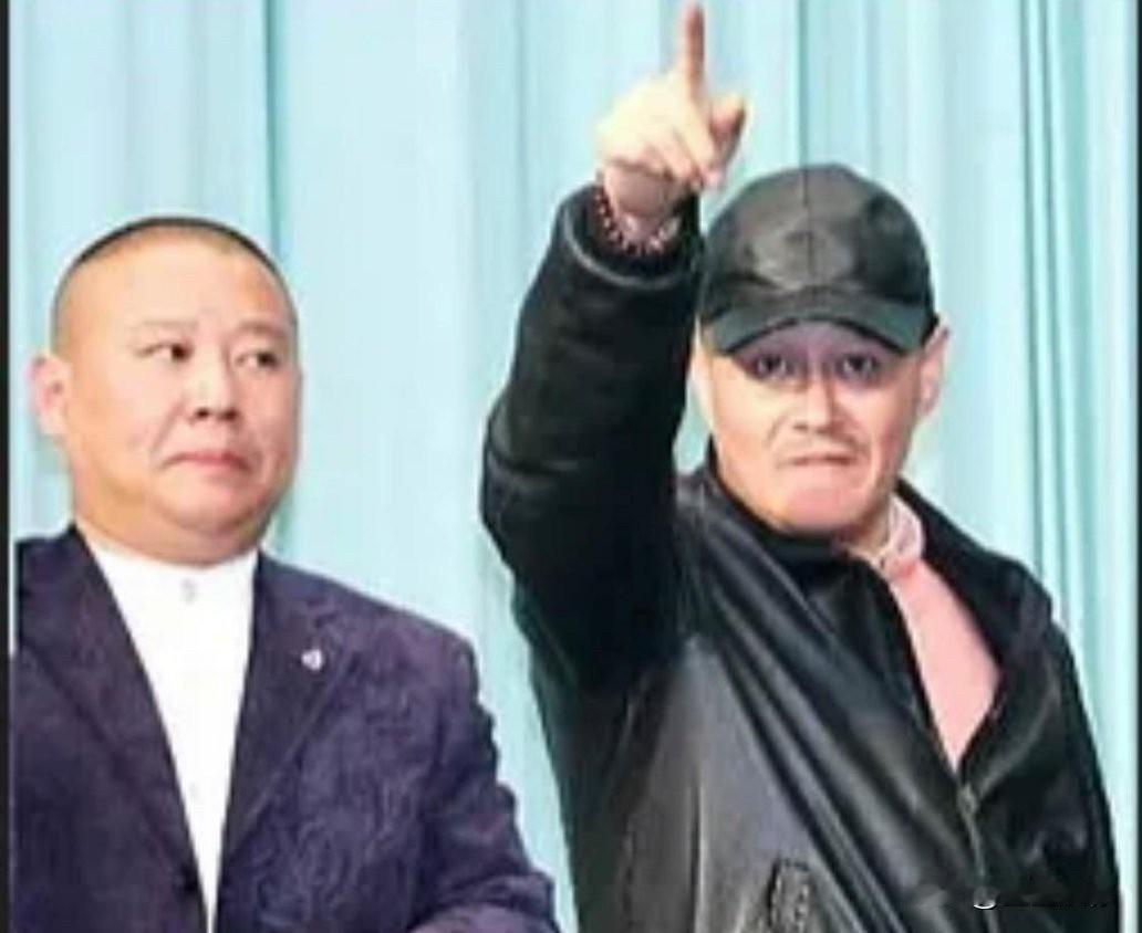 把赵本山和郭德纲放在一起对比，很能看明白两种处世格局。两个人都是草根打拼出来的行