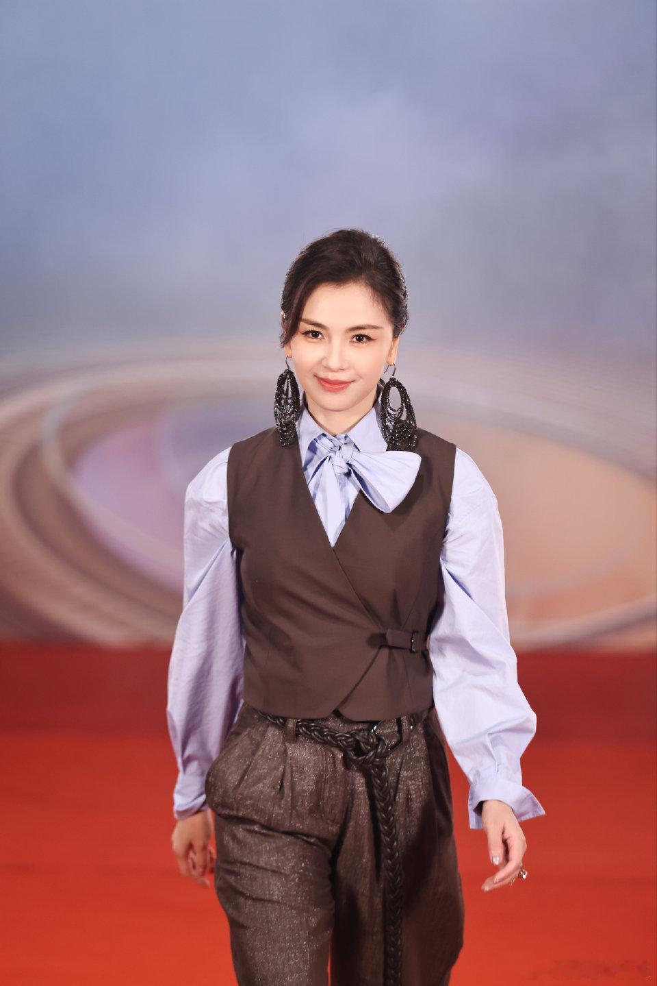 刘涛你还是太全面了被刘涛在无限超越班的表现狠狠圈粉！教演戏时气场全开，唱歌时