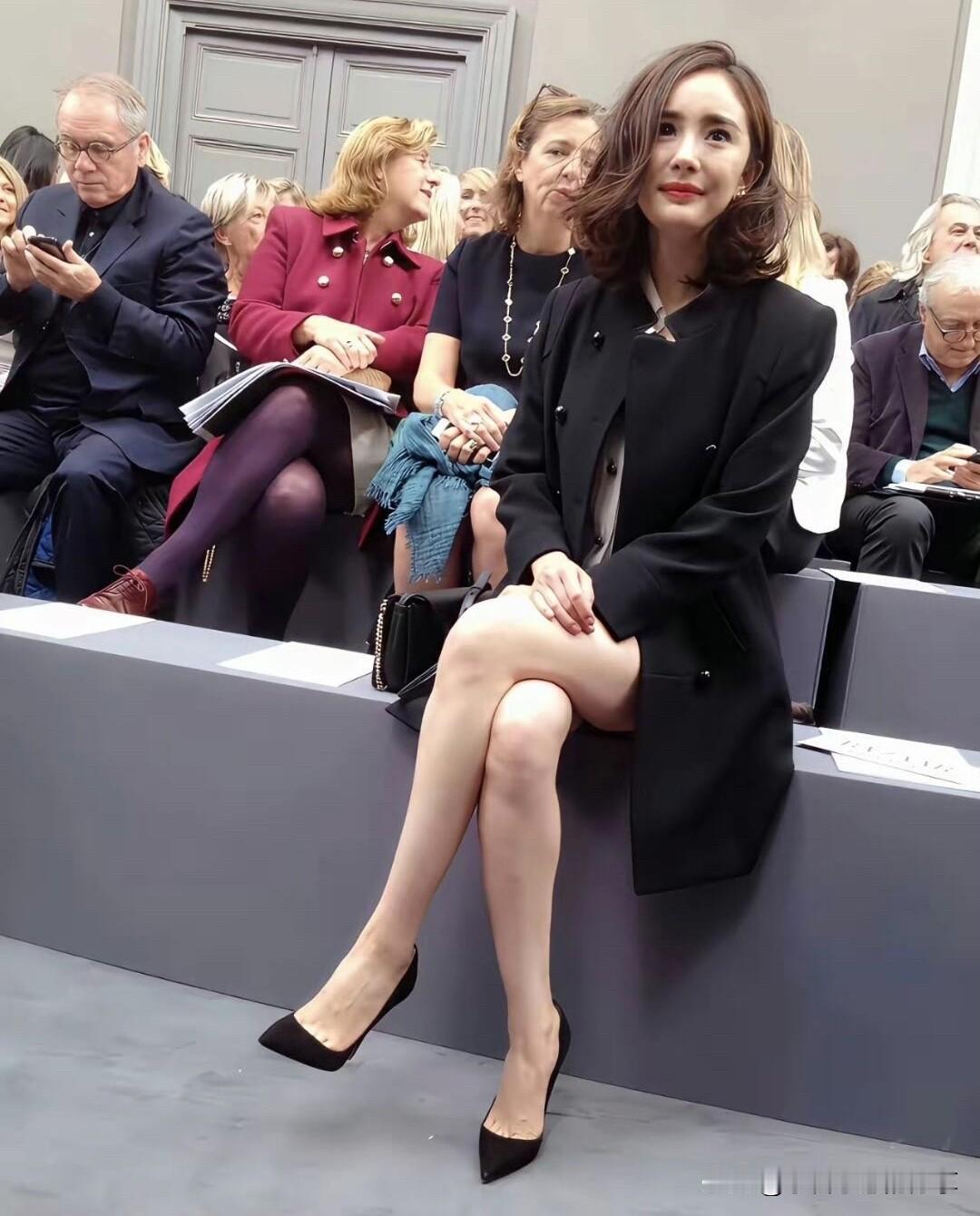 真没觉得她长得漂亮，太一般了，放在众人里都看不出是谁了，从没觉得她漂亮，颜值没有