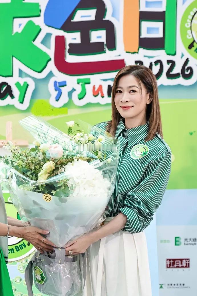 佘诗曼在出席活动很有青春活力气息，真的好迷人，上身穿绿色条纹衬衣，下身搭配白色裤