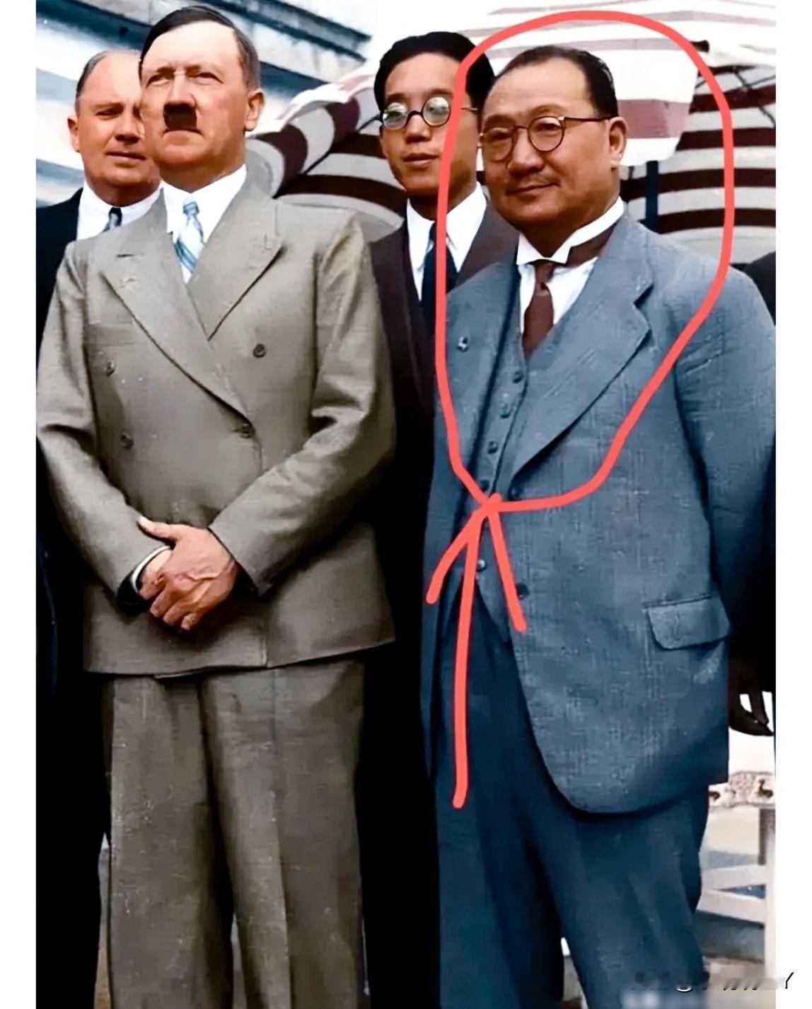一九三七年，孔祥熙出访德国，并与希特勒合影留念。这绝非演员所扮演，而是当时他身着