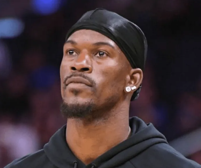 NBA常规赛，勇士132-125击败黄蜂。全场比赛，巴特勒出战30分钟，8中4