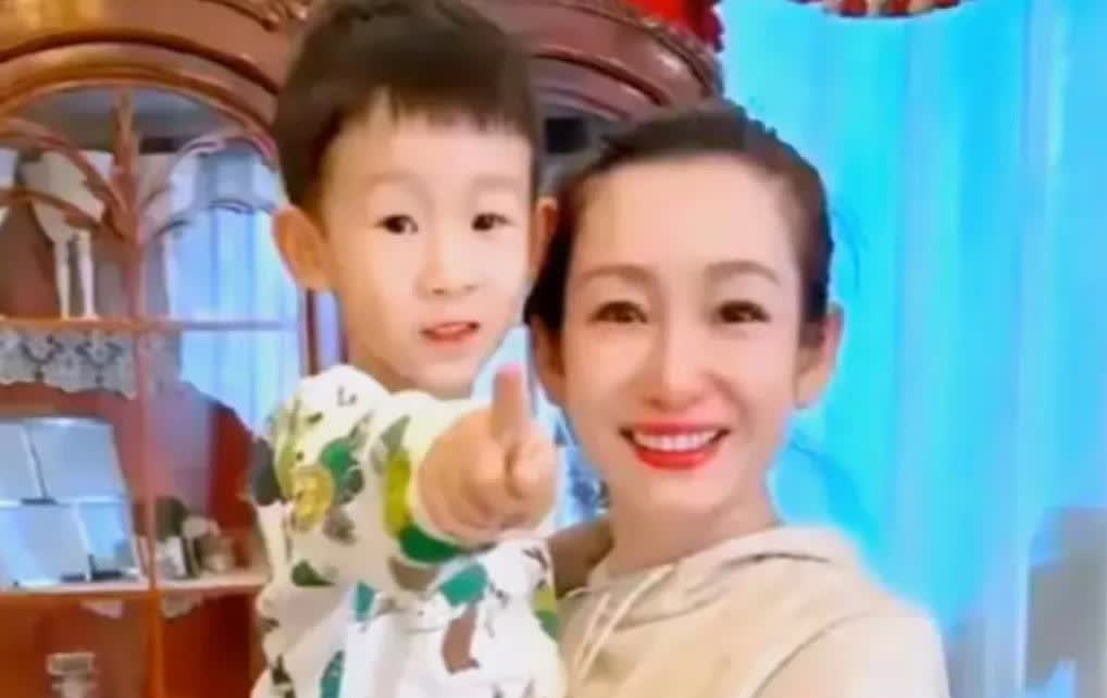要说基因强大，秦海璐这基因也真是没谁了，在与王新军拍戏过程中擦出火花，经过2年多