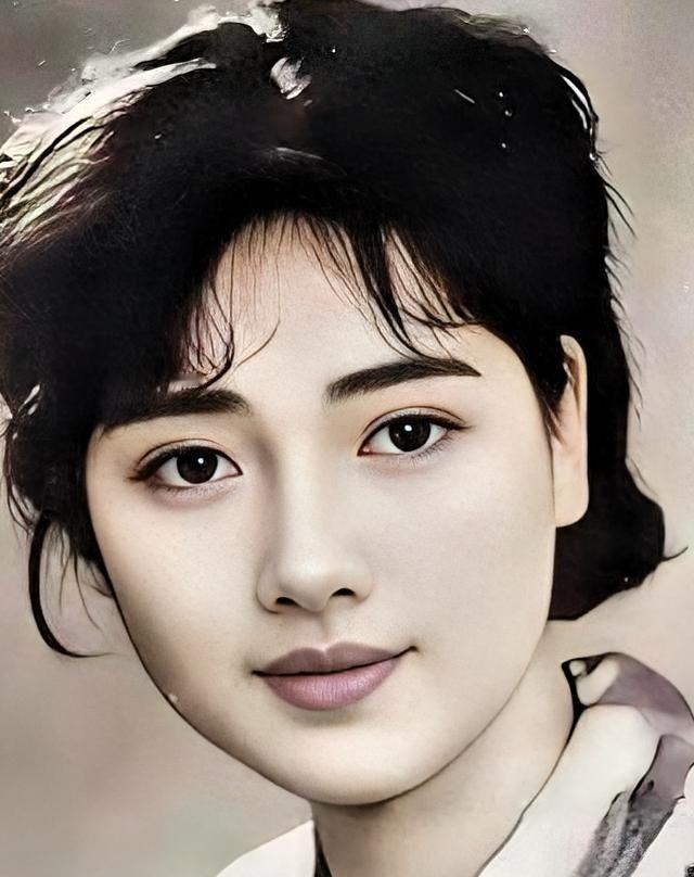 民国时期，有个县长回自己老家看望父母。在村里，他瞧见一位风韵犹存的妇女，就向旁人
