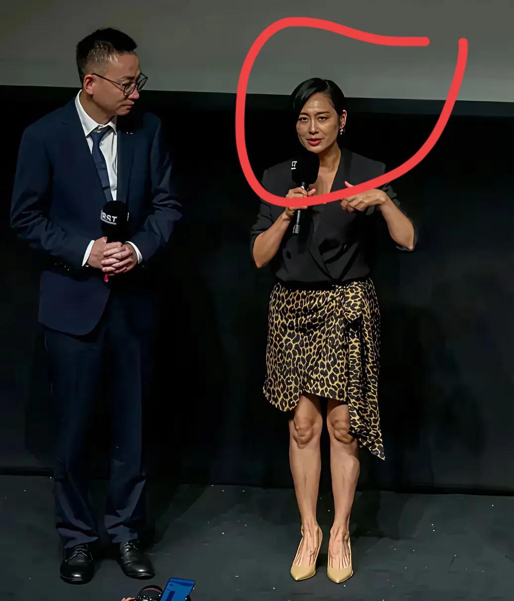 曾经的女神如今也老了，今年也55岁了，年轻时的朱茵灵动明媚，一双眼眸清澈动人，凭