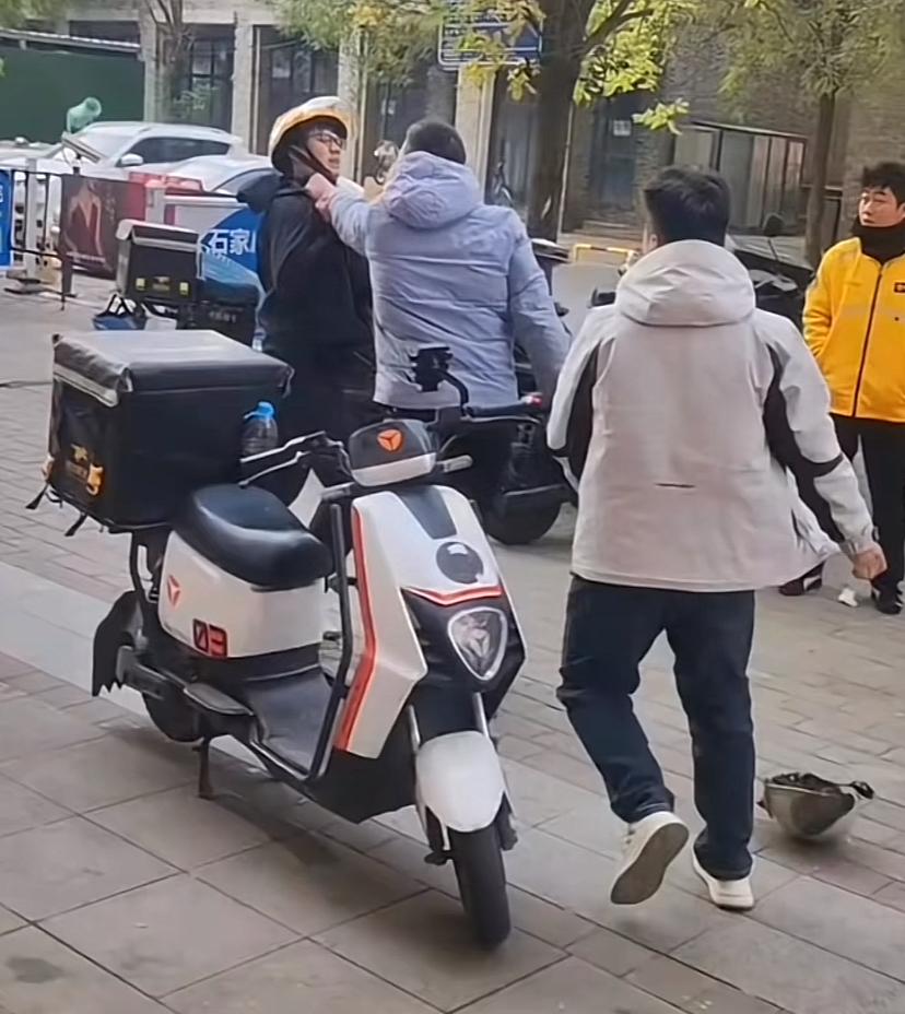 石家庄这个外卖员显然是被逼急了，底层人在社会上混本来就很难了，临最后还克扣那三瓜