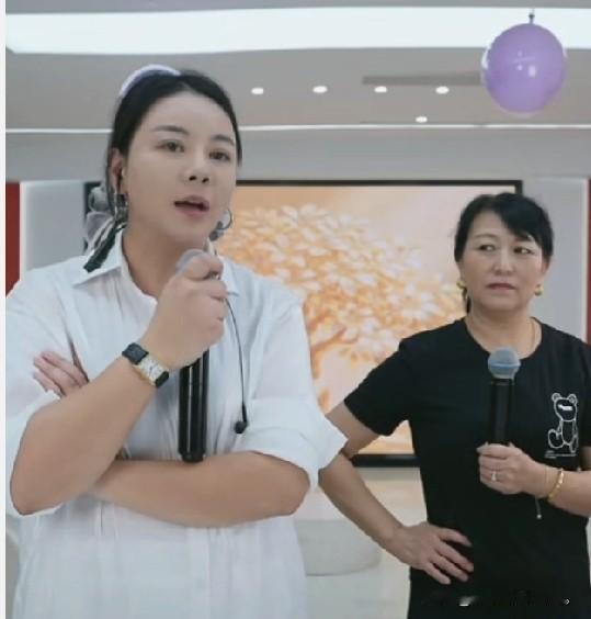 小故事！事情转化也得太快了，小喵和二子前一阵，他俩还甜蜜地在一起唱歌