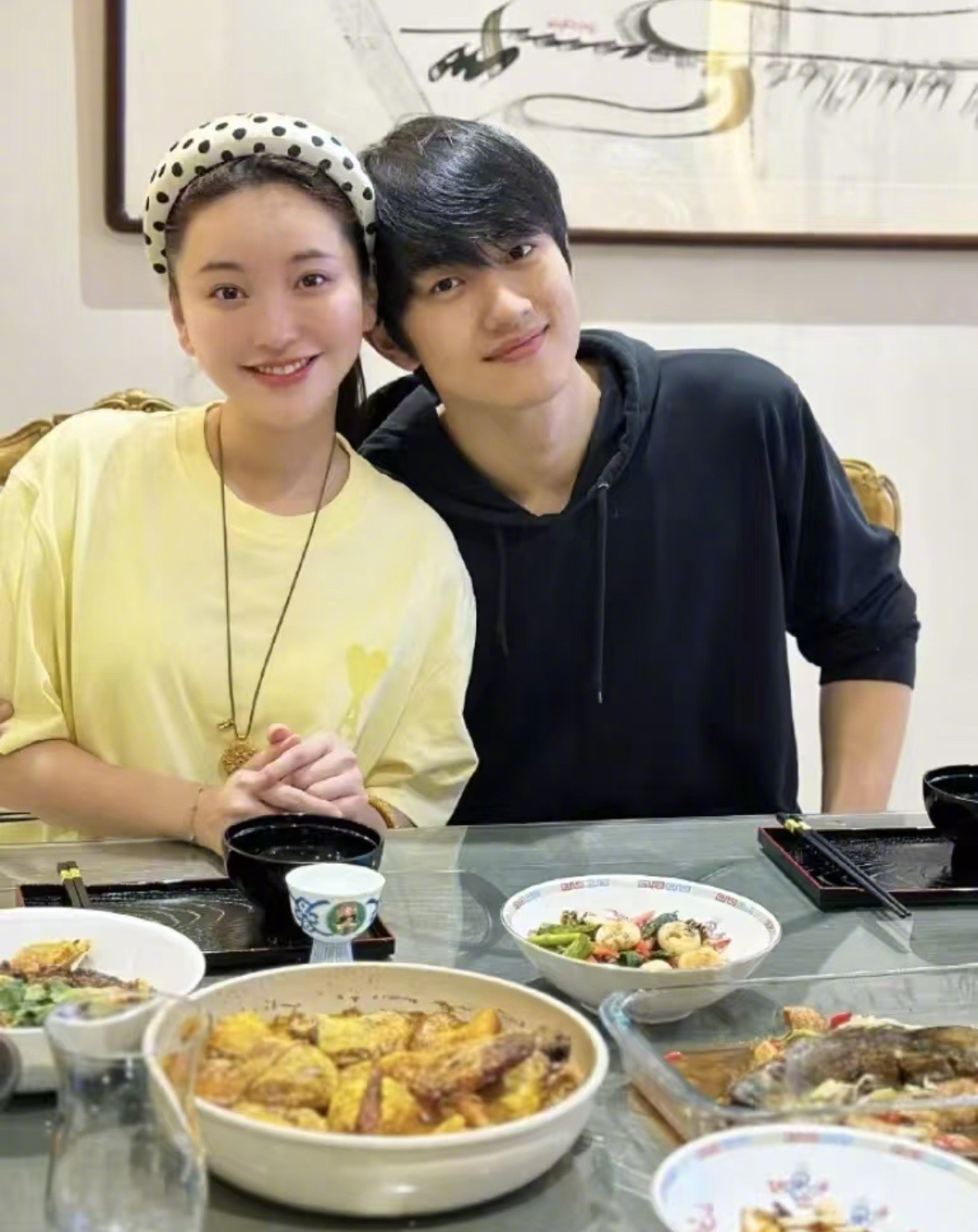 质疑金莎理解金莎羡慕金莎好羡慕金莎这个姐弟恋，也是修成正果了，想当初当时的质疑声