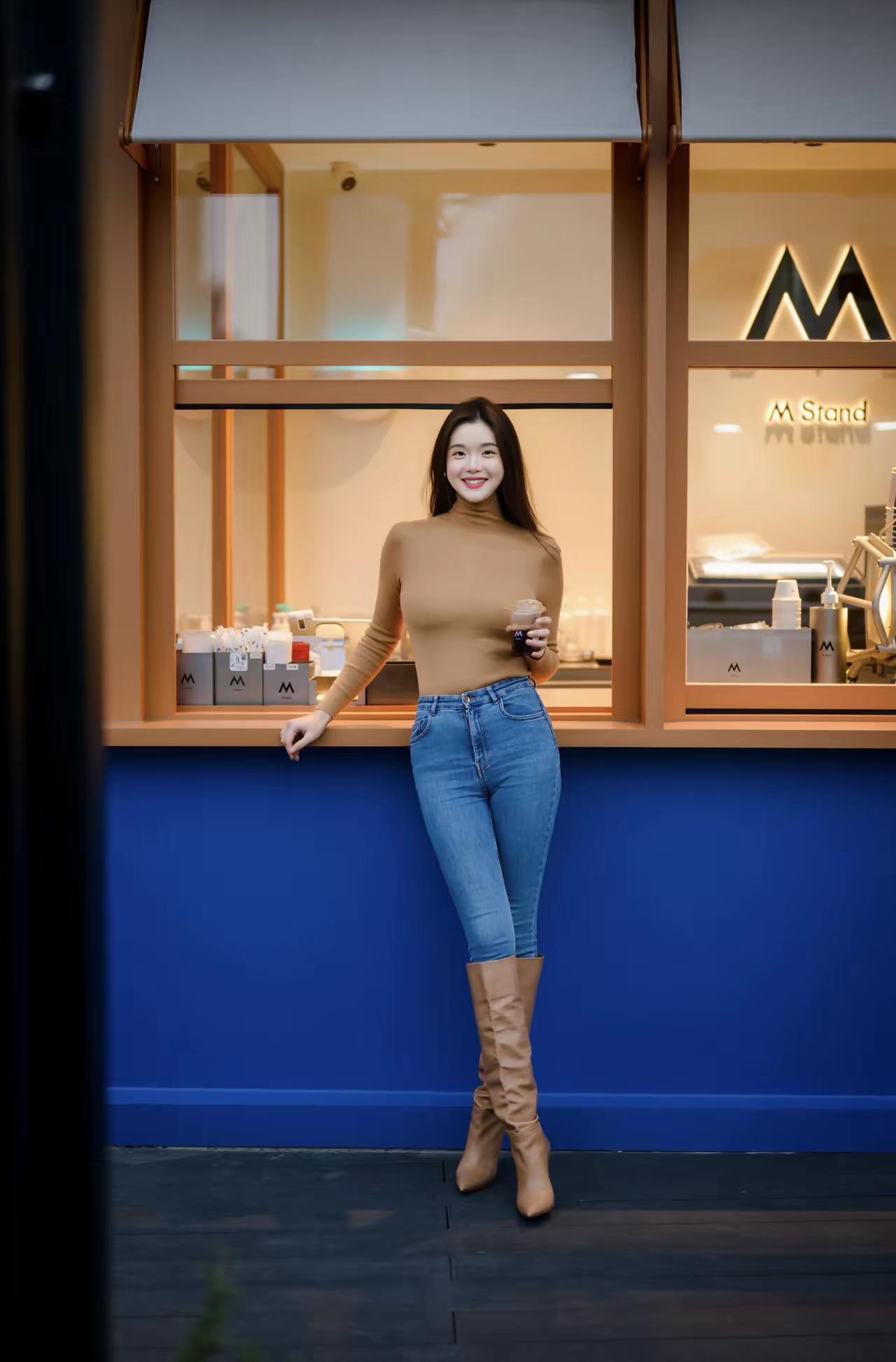 上海滩的美女在外滩拍下自信满满的写真，牛仔裤美女