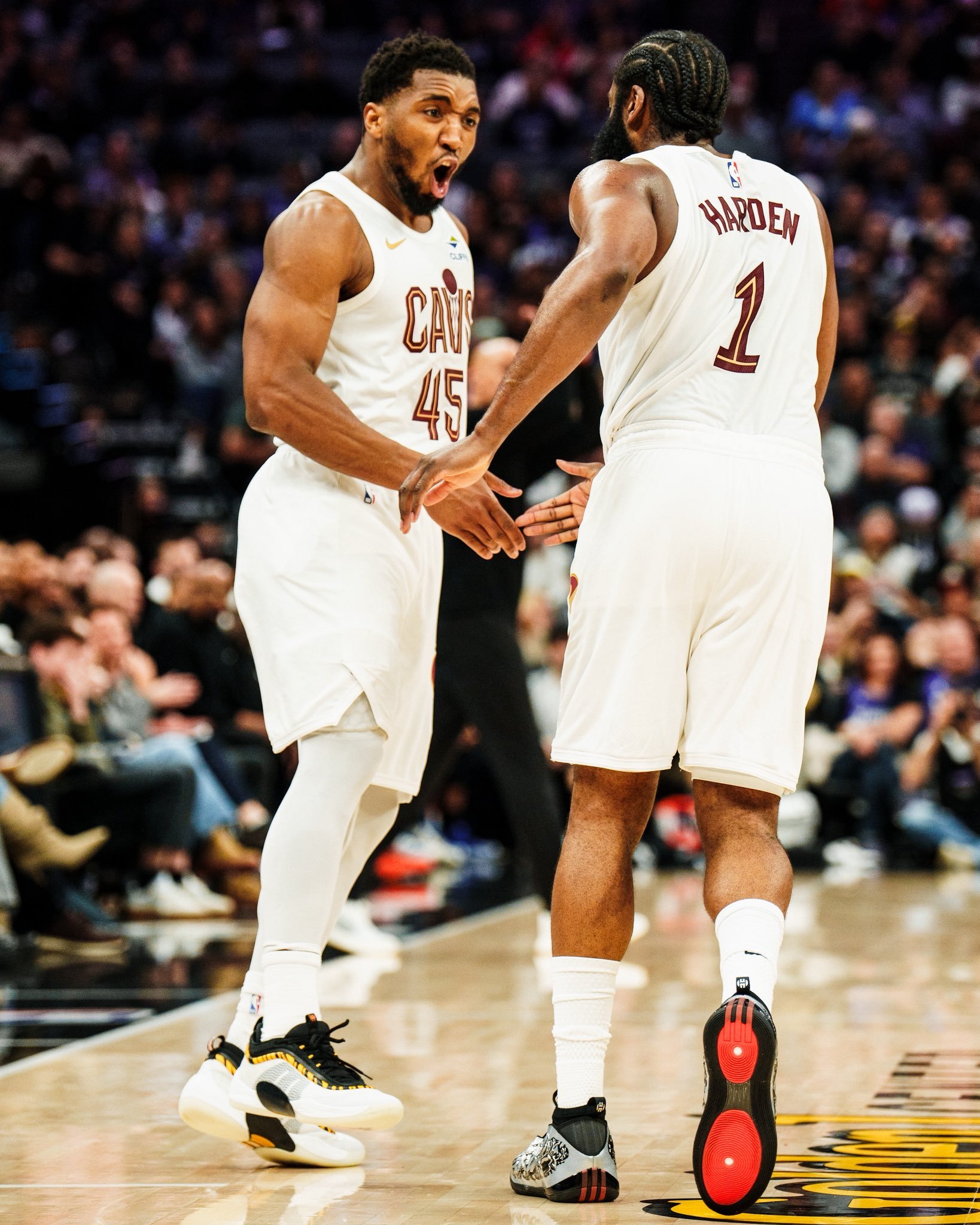 哈登最后时刻三分准绝杀，骑士四连胜！！！——米切尔，32分10助攻2抢断——哈登