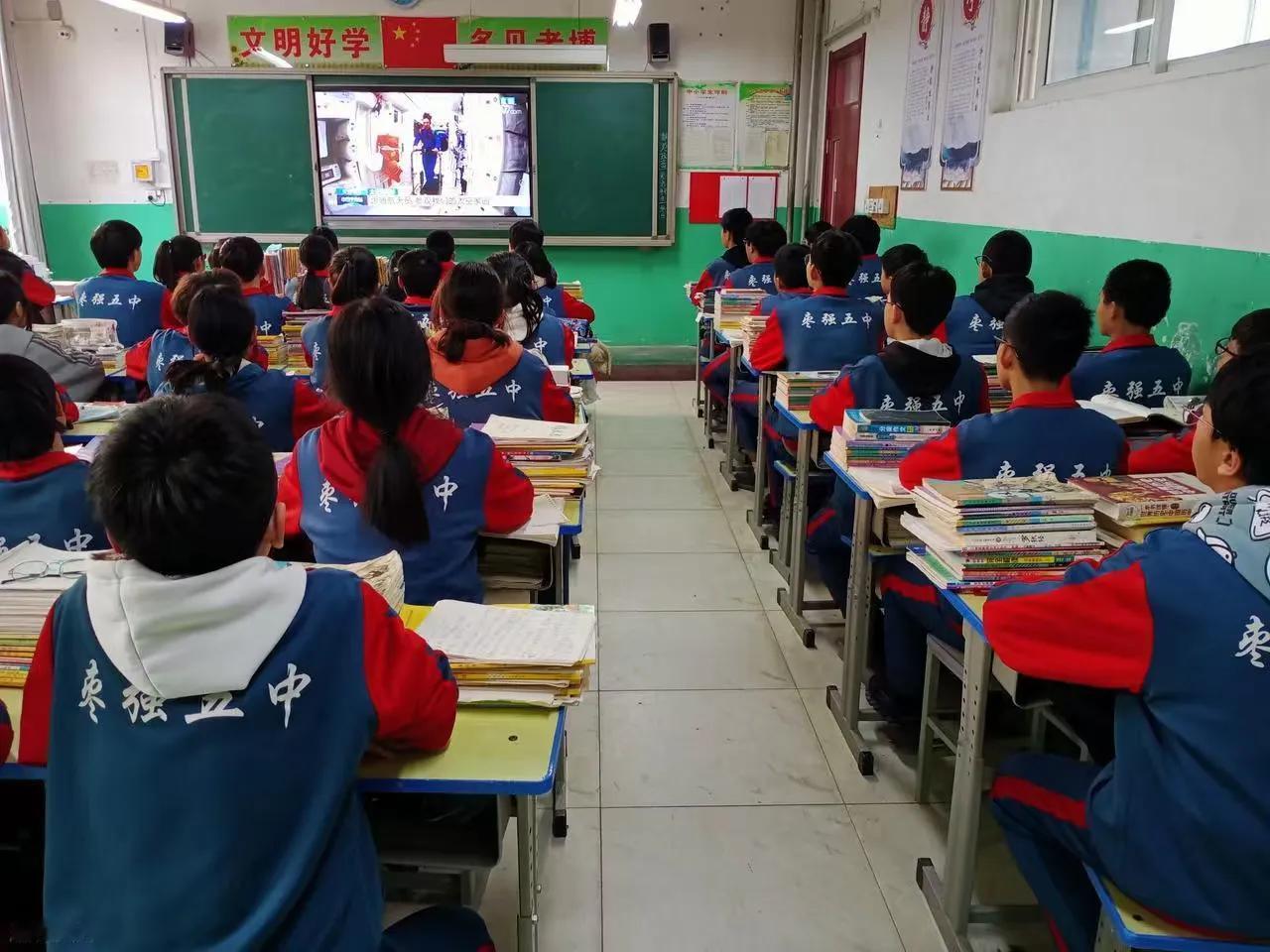 今年第一年当班主任，收到了一名家长送的礼，现在的我还在纠结，这礼品该怎么退回啊？