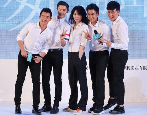 5位白衫黑裤的明星同框：我一眼就认出了C位秀发飘逸、目光沉和的王菲，浓眉大眼
