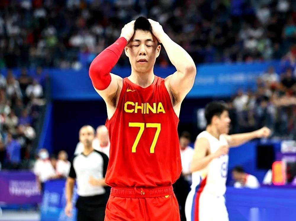 那个抱头的画面，好像就焊在张镇麟身上了。亚运会打菲律宾，最后关头，一步就能冲进