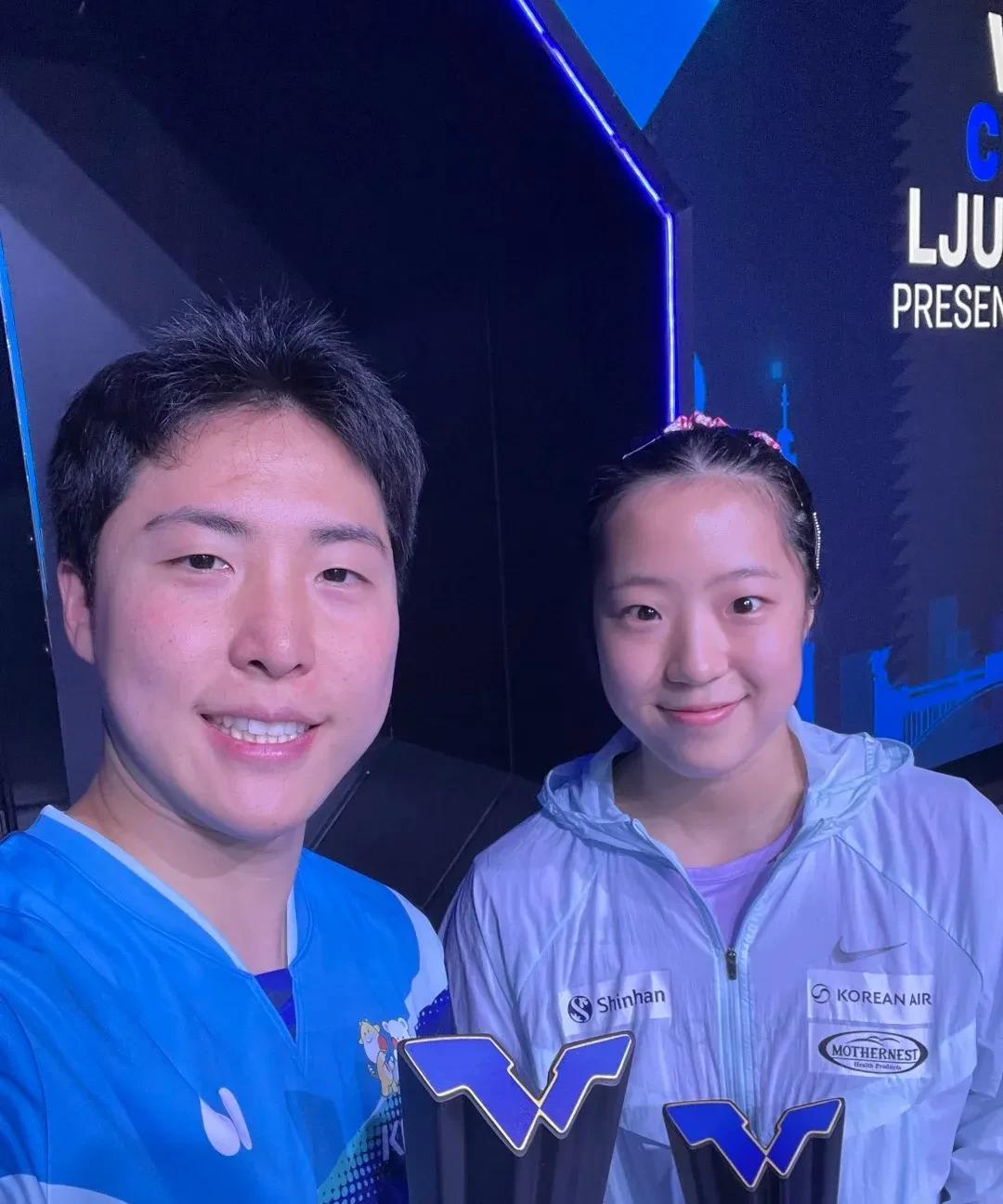 林钟勋拿了两个冠军，看他开心的。这一站的WTT球星挑战赛，林钟勋拿了男双和混双