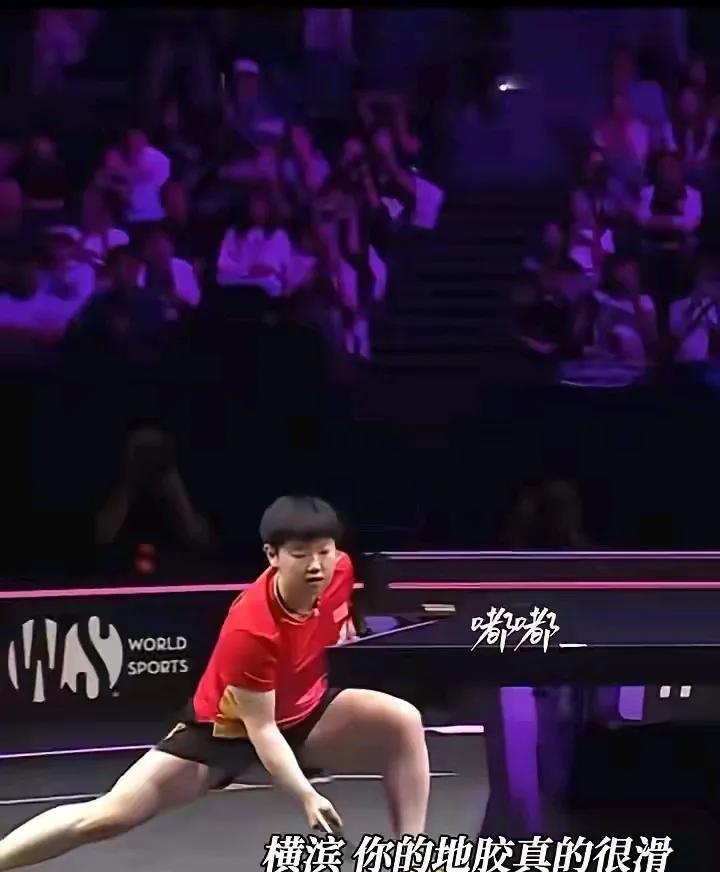 去哪里比赛都不如在我们自己的国家！看看昨晚莎莎又差一点被滑倒，还有好几个运动员