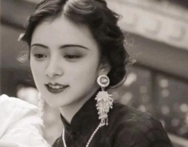 1974年，90岁的杨森迎娶了17岁的张灵凤。洞房之夜，就在杨森要行房事时，张灵