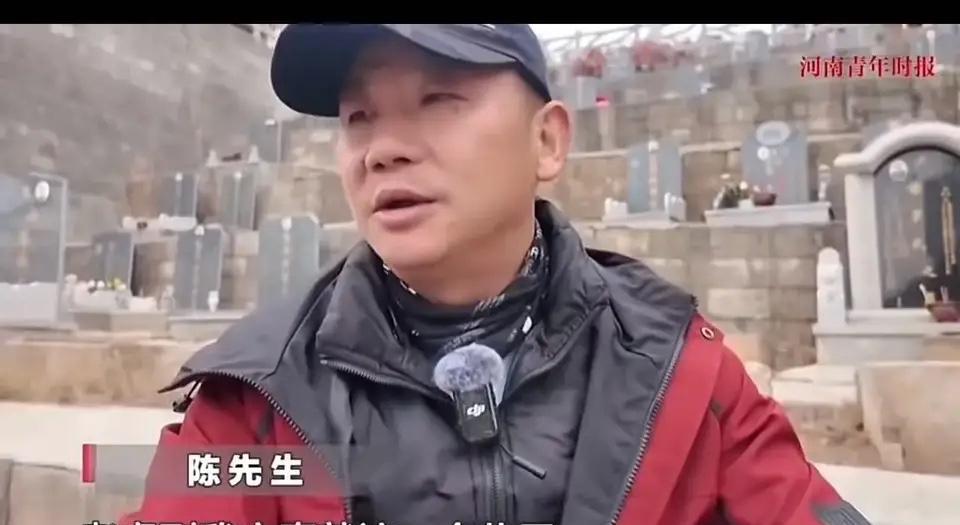 “太离谱了！”贵州，一男子扫墓时发现亡妻墓穴上有条缝隙，打开一看大吃一惊，里面的