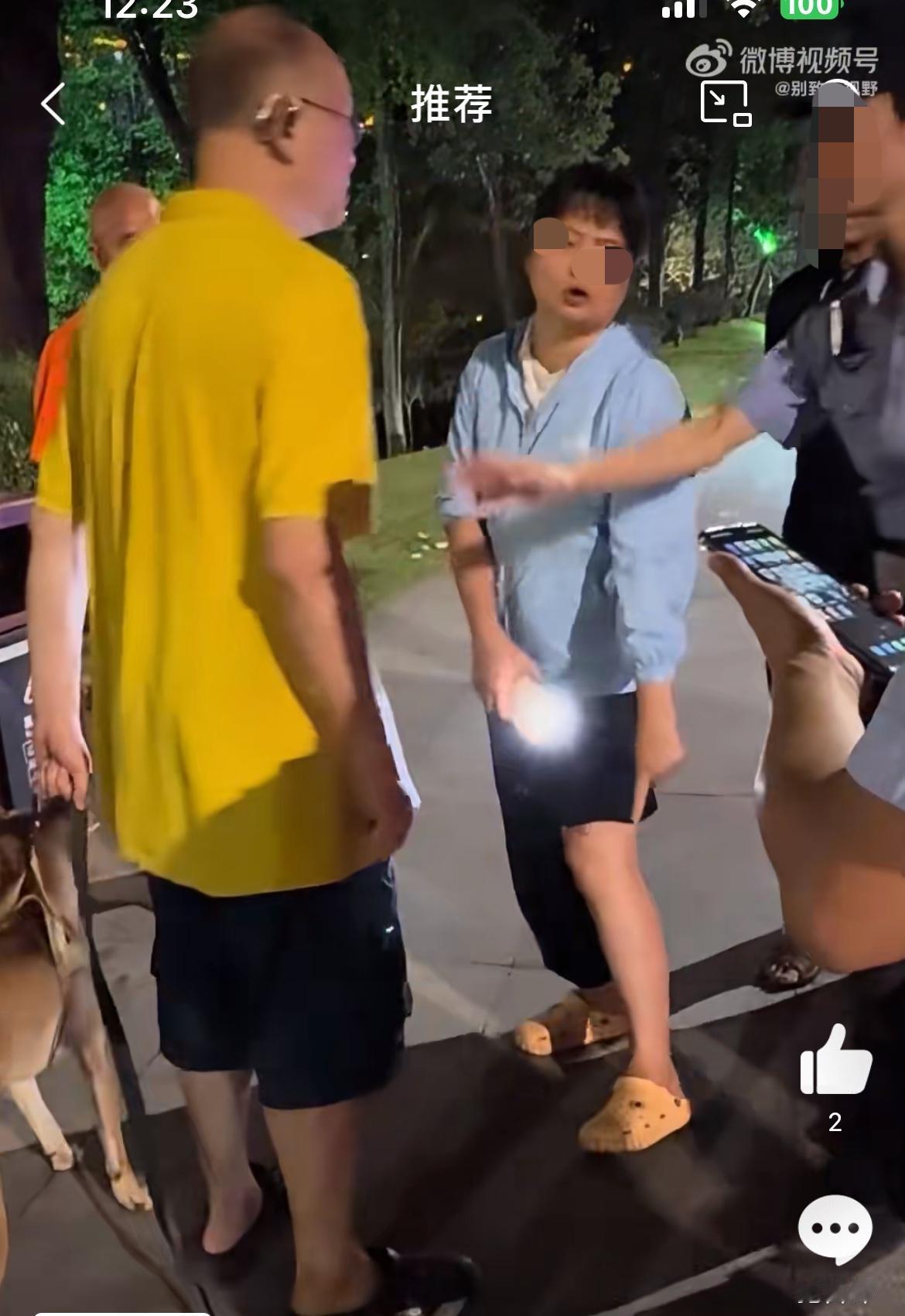 小区两狗谈恋爱，兴奋过头把路过的大妈给咬了一口，狗主人却态度冷漠，令人寒心。听口