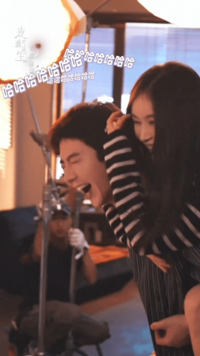 驾人当驾刘宇宁哈哈哈哈哈哈哈哈哈哈谁懂啊！《玫瑰丛生》里刘宇宁这个身高简直是人