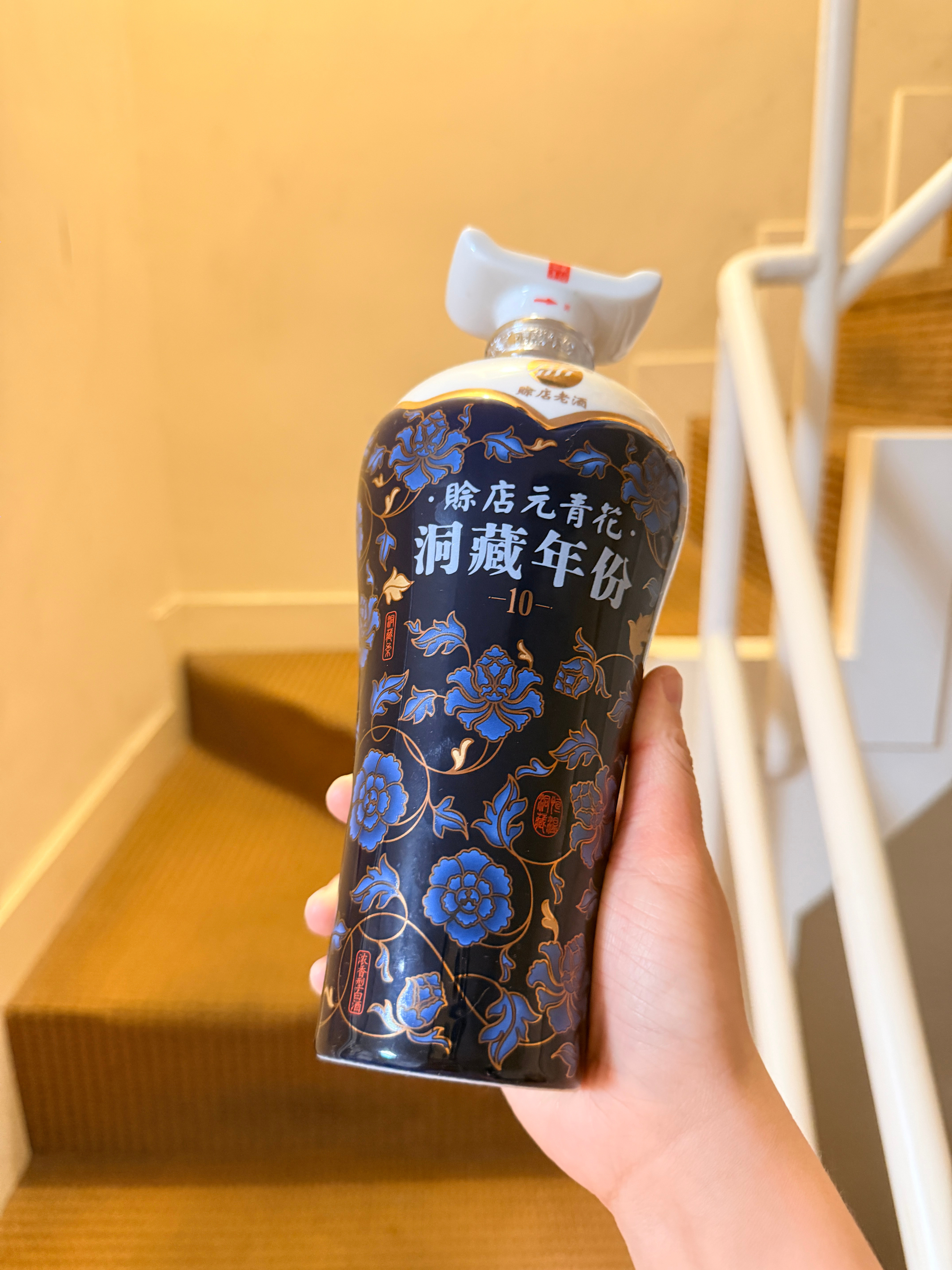 人生总要遇到一些SB的人和事不是吗？一整瓶白酒下肚一点醉意也没有借酒消愁愁更愁