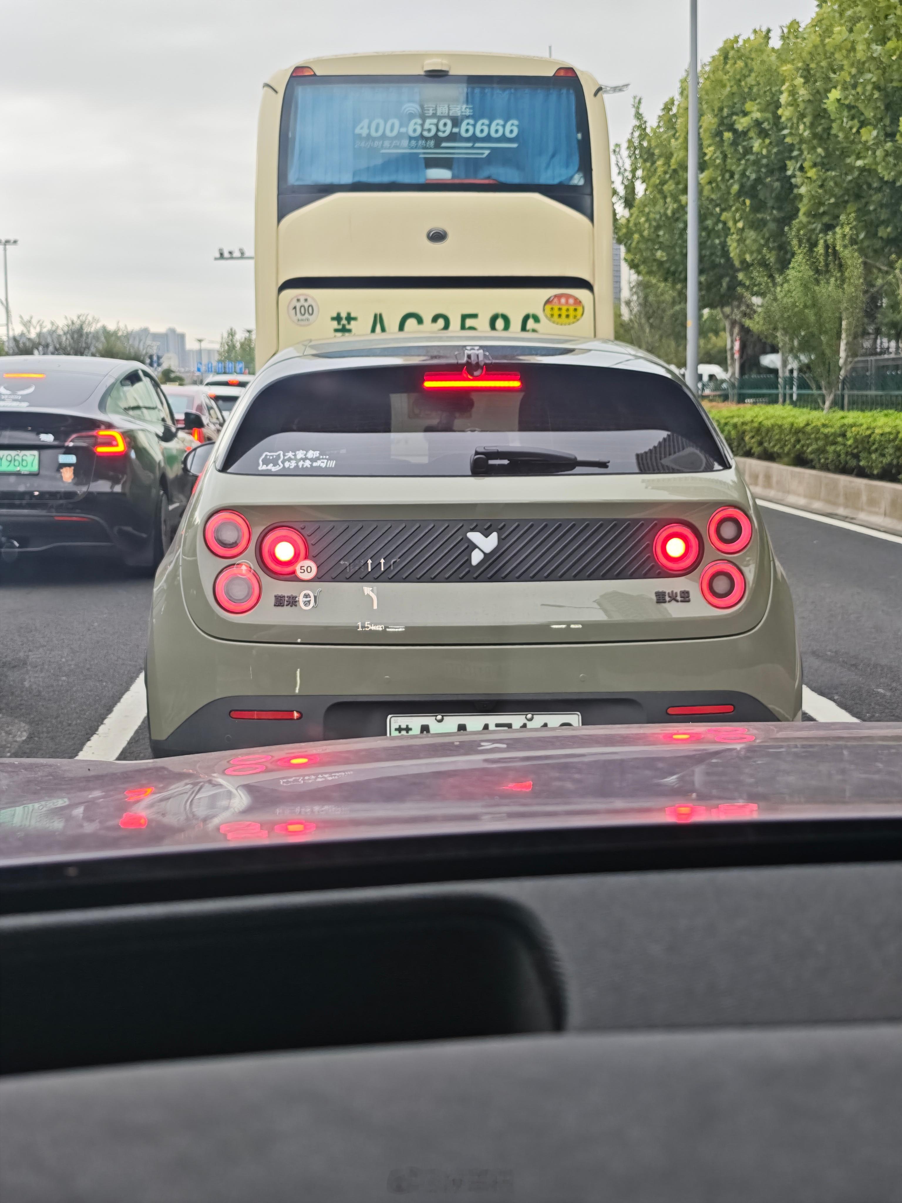 像蔚来萤火虫这种尺寸的纯电动小车在市区通勤代步真的很不错小巧灵活好开又好停等后面