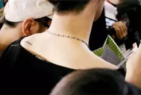 这是鹿晗在左边手臂上的纹身,为拉丁文,翻译成中文就是"我思故我在"
