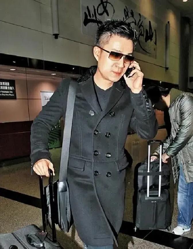 台北街头，3月5日晚，小S醉酒崩溃放声痛哭，被助理架进好友陈建州范玮琪家过夜，彻