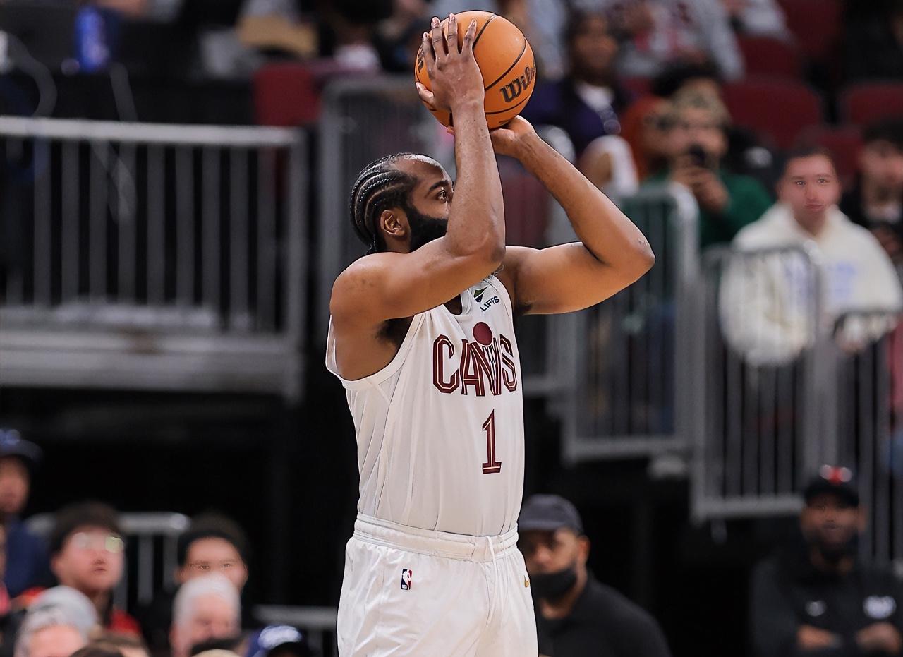 米切尔：登哥，你这加盟骑士的首扣都来了，看来你这状态很好啊？？？哈登：体力好还