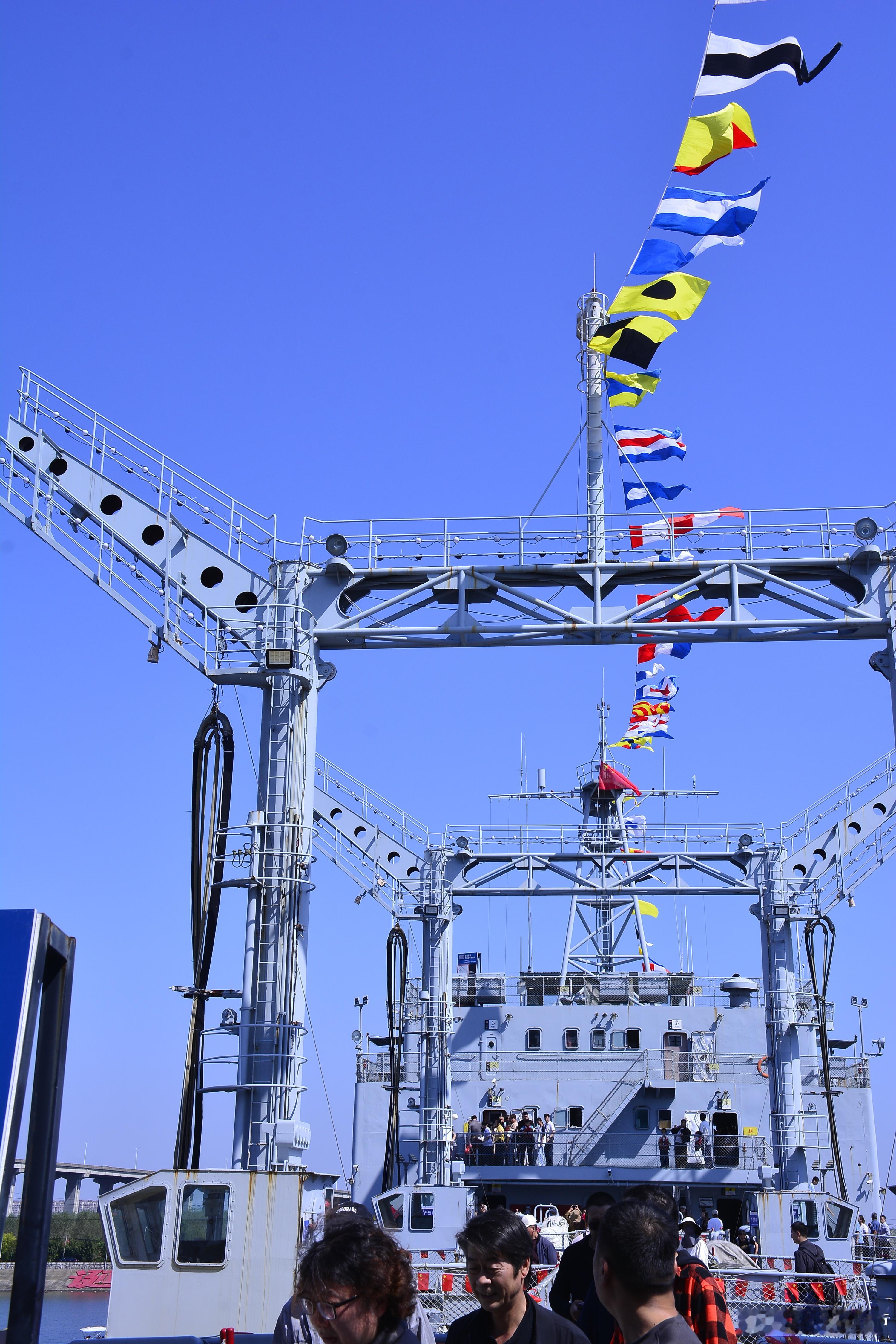 🚢🌊假期出门蹓跶，给祖国母亲庆生，去海军诞生地泰州看大军舰。最大的是补给舰881洪泽湖号，两翼停