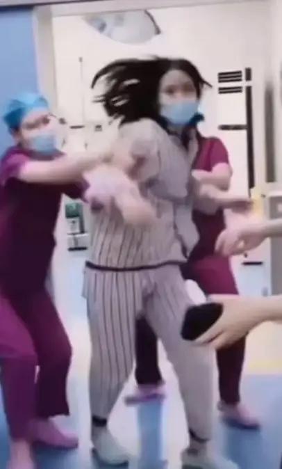 一女子刚生完孩子，就下产床把丈夫打住院，起因是她生产前要求打无痛针，结果婆婆和丈